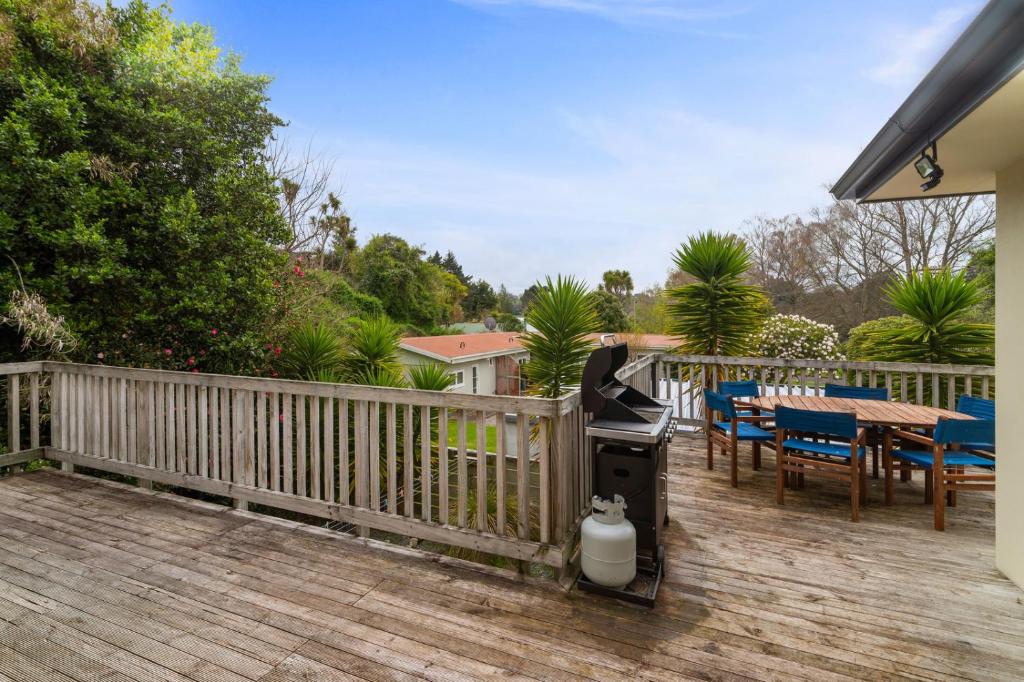 Riverbank Retreat - Family Home