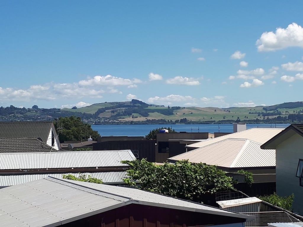 Spacious Family Home With Wi-Fi & Walk To The Lake