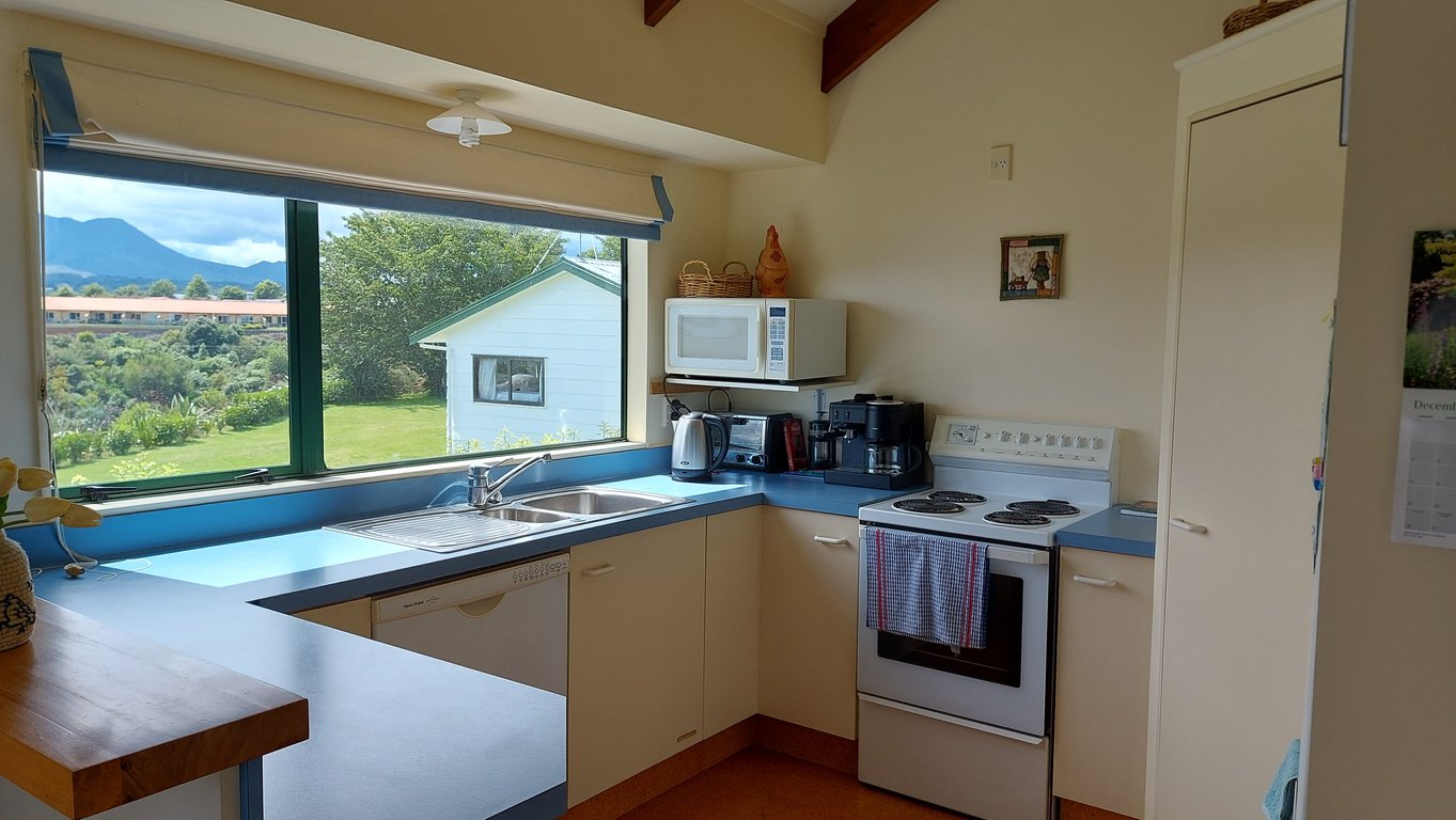 The Lake House - Wharewaka Point Bach
