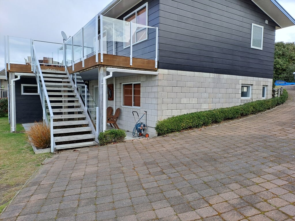 Bay Views On Isobel - Modern Home Great Location