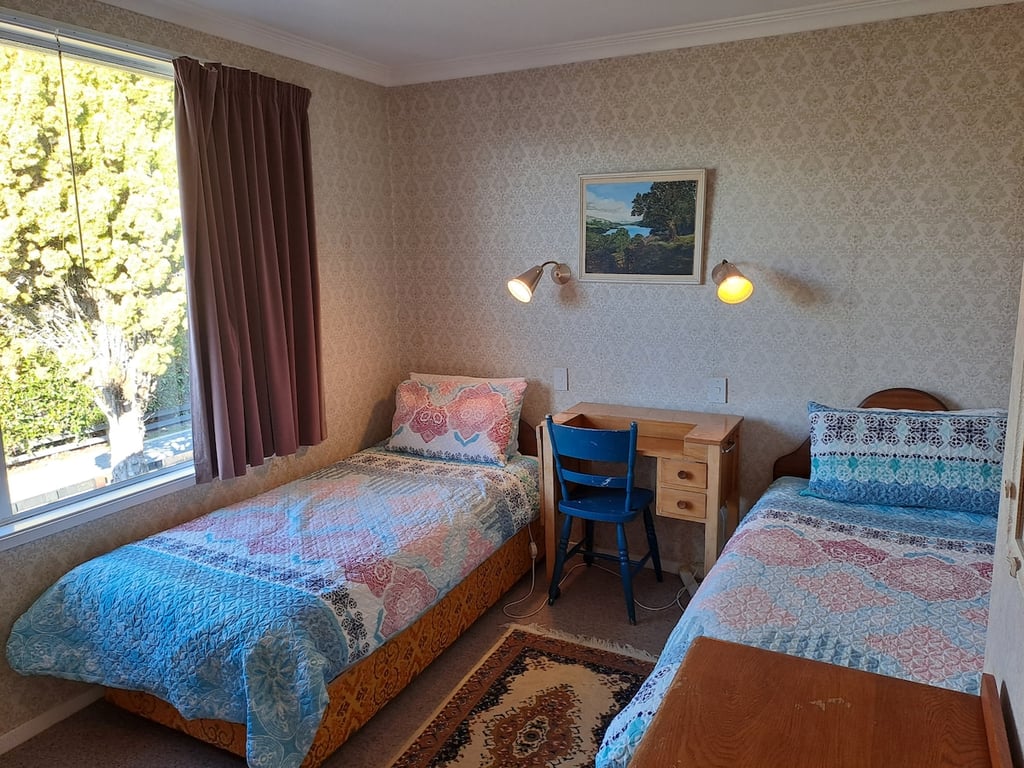 Classic Kiwi Bach - Great Location By The Lake