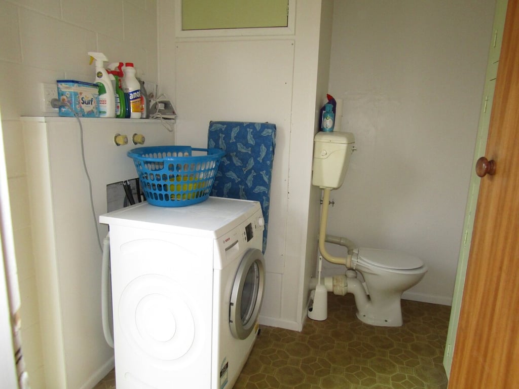 Classic Kiwi Bach By The Lake – Family Friendly In Five Mile Bay