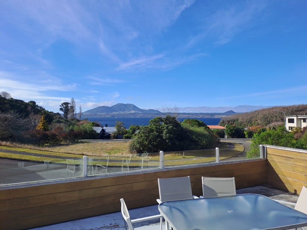 Te Urunga Place - Modern Comfort Near The Lake