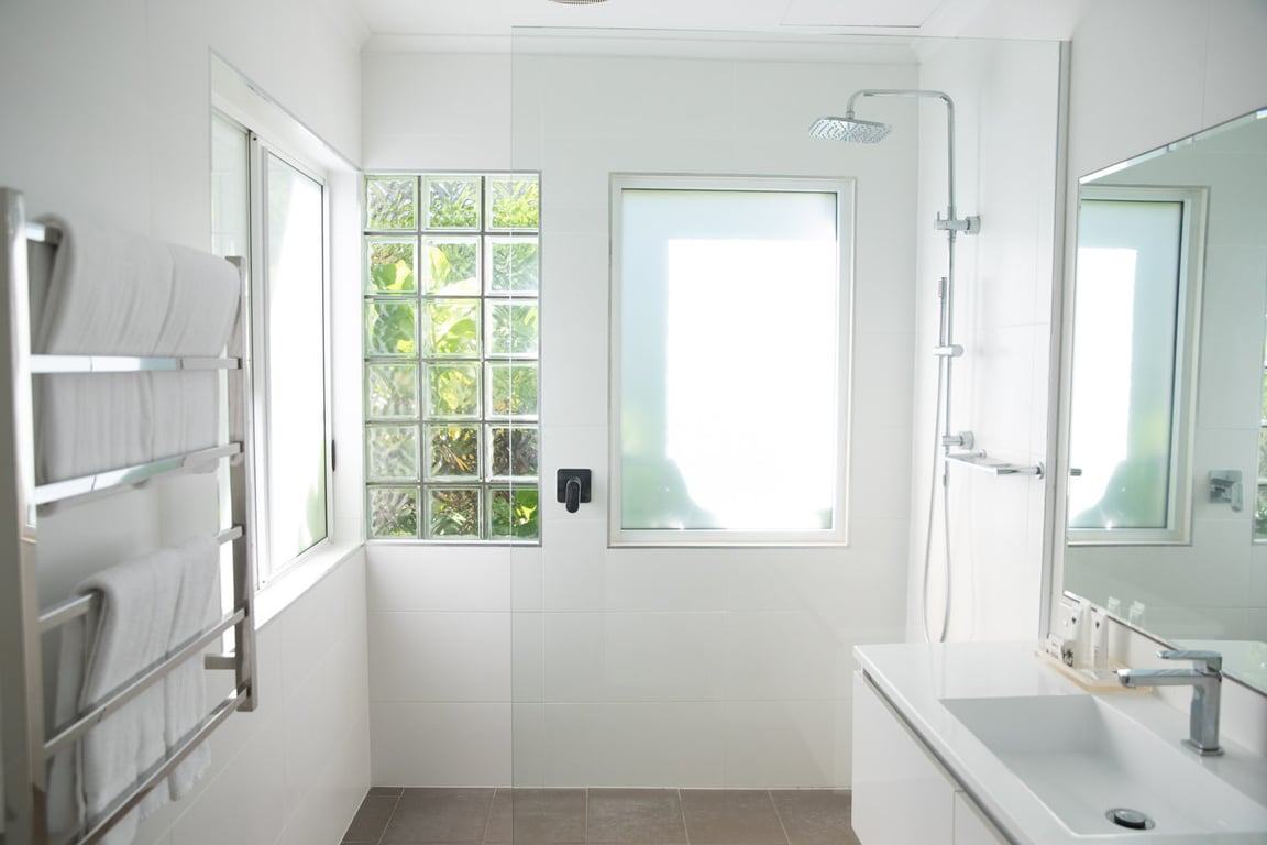 2 Bedroom LUXE Garden Deck Apartment