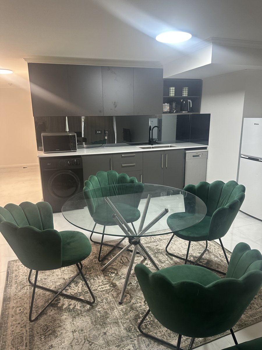 TWO BEDROOM SUITE - 1 QUEEN & 3 SINGLES