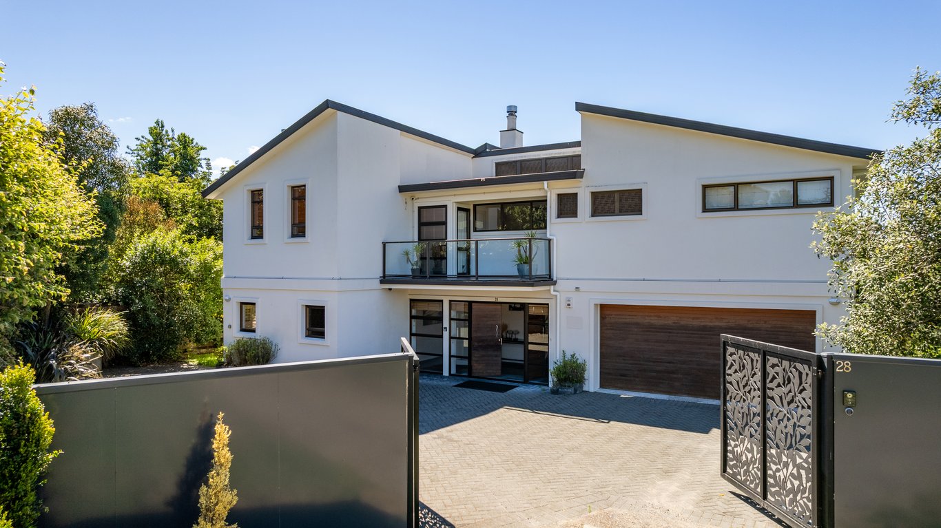 Riverside Villa - Spacious Stunning Location