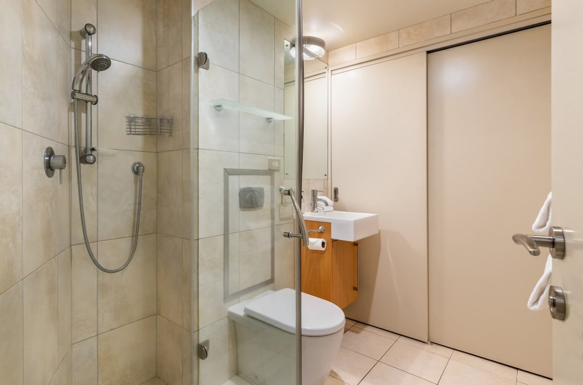 Central Stylish Apartment - Walk To Lake Shops & Cafes