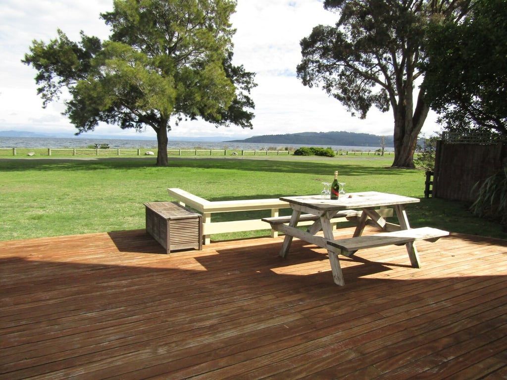 Classic Kiwi Bach By The Lake – Family Friendly In Five Mile Bay