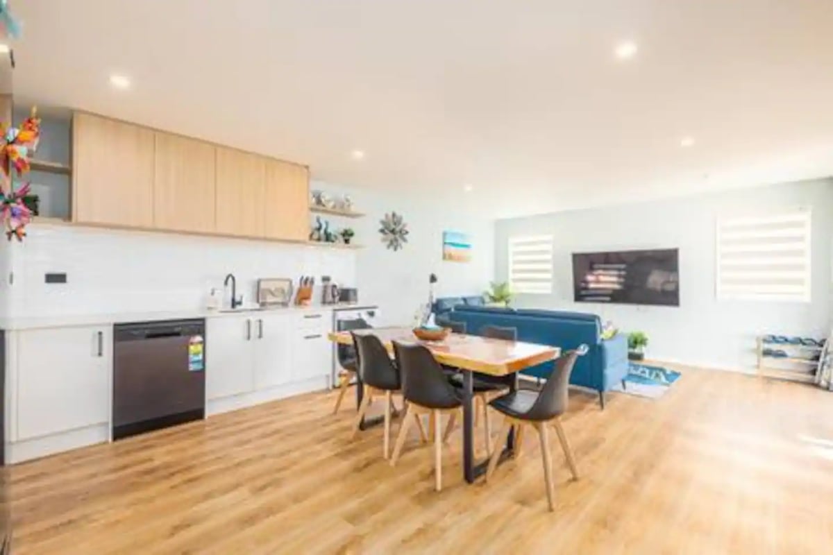 New, family friendly warm unit, mountain view