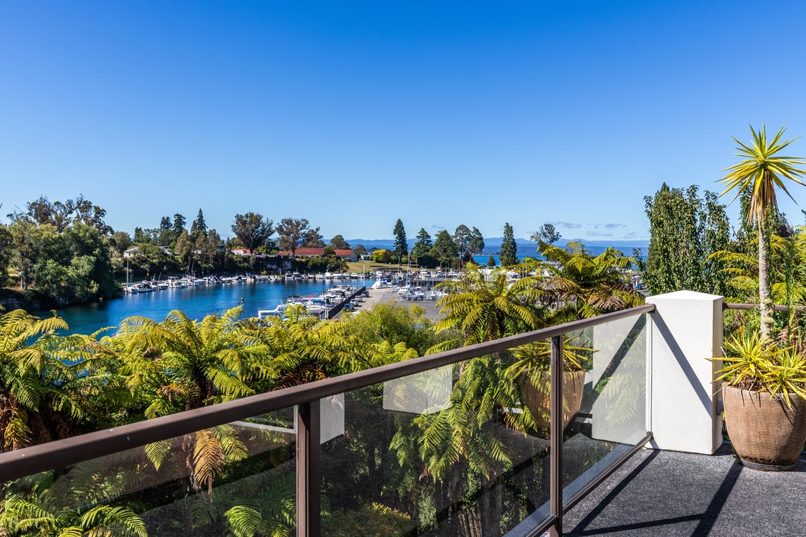 Riverside Villa - Spacious Stunning Location