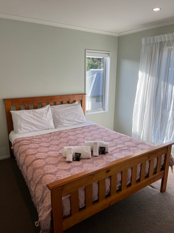 Hillside Hideaway (Pet Friendly) 