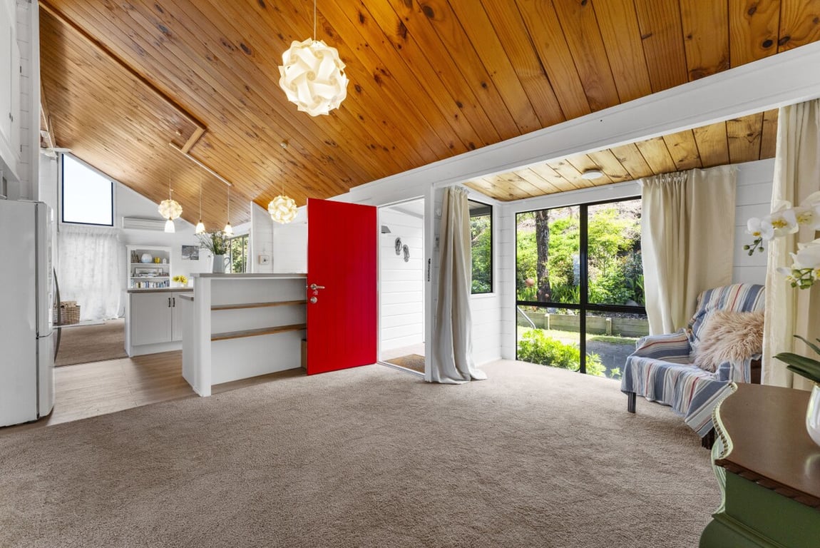 Acacia Cottage - Lake Views & Laid-Back Living