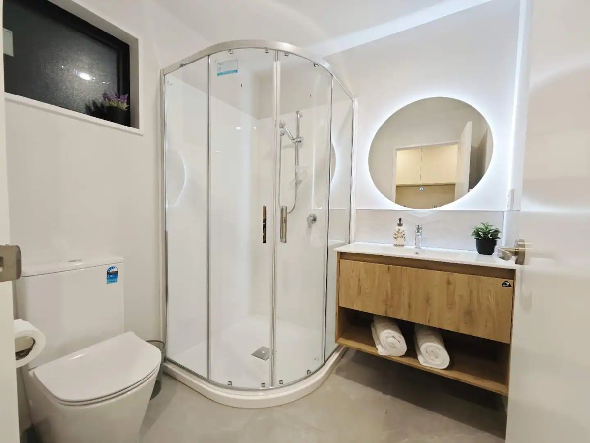 New warm modern 1 bedroom unit2