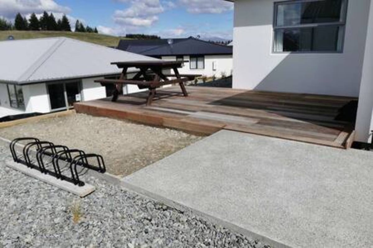 New, family friendly warm unit, mountain view