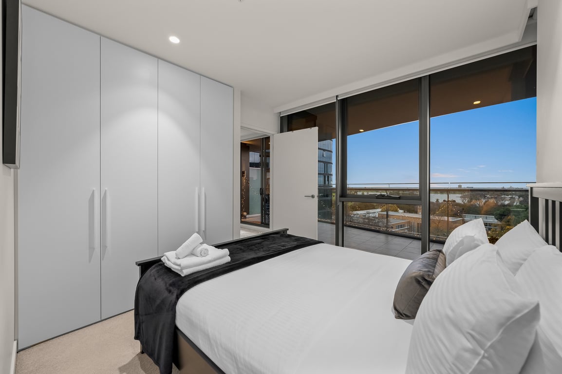Unwind with Beautiful Albert Park and Hobsons Bay Views! 2 Bedrooms | 2 Bathrooms | Free Parking