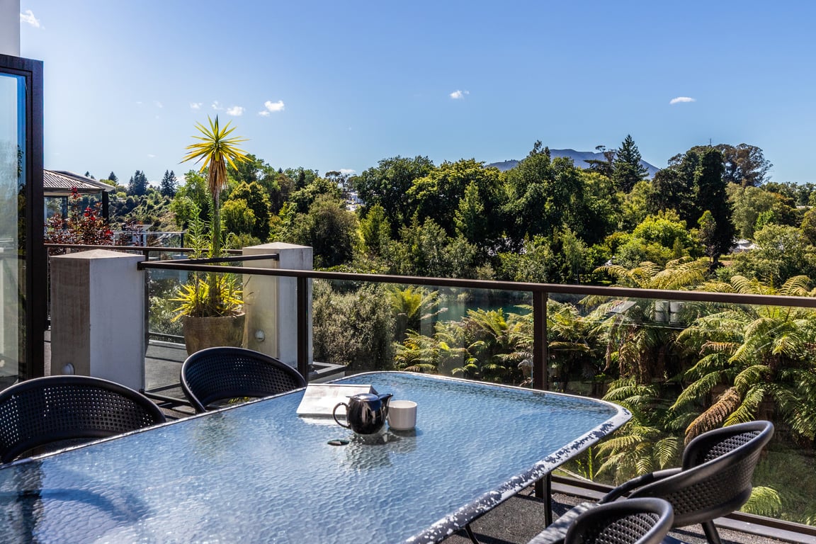 Riverside Villa - Spacious Stunning Location