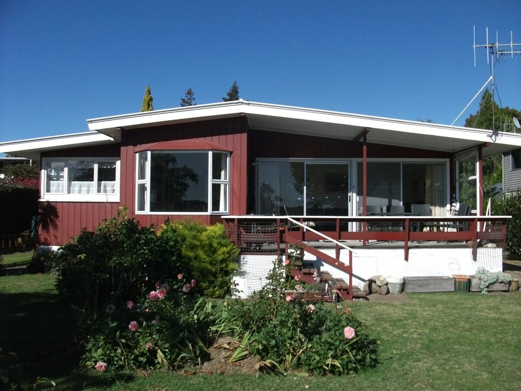 Classic Kiwi Bach - Great Location By The Lake