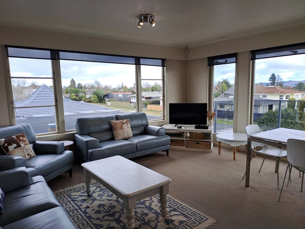 Large Home In Richmond Heights Includes Wifi