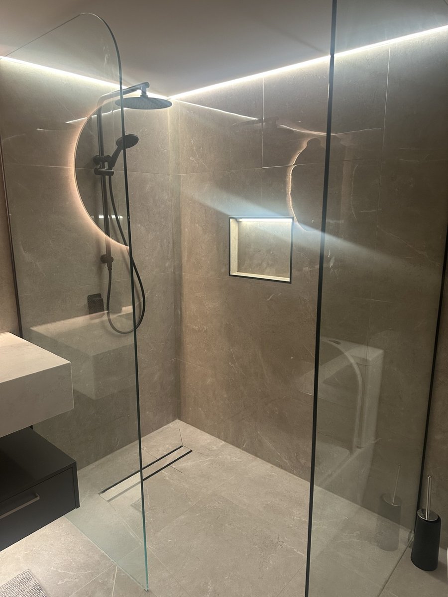 TWO BEDROOM SUITE - 1 QUEEN & 3 SINGLES