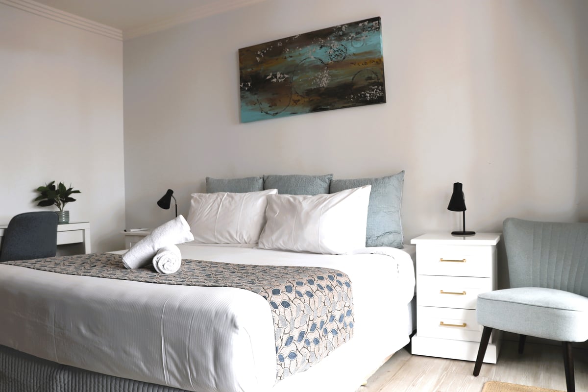 Studio (Balcony/Washer/Dryer)