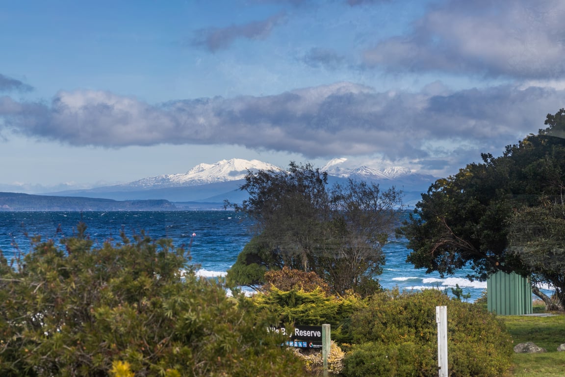 Classic Kiwi Bach By The Lake – Family Friendly In Five Mile Bay