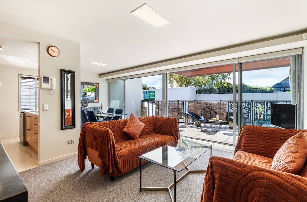 Central Stylish Apartment - Walk To Lake Shops & Cafes