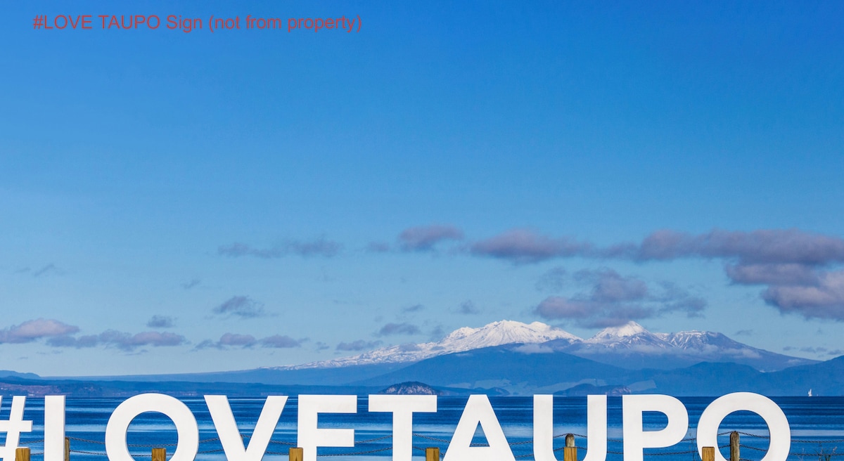 Central Stylish Apartment - Walk To Lake Shops & Cafes