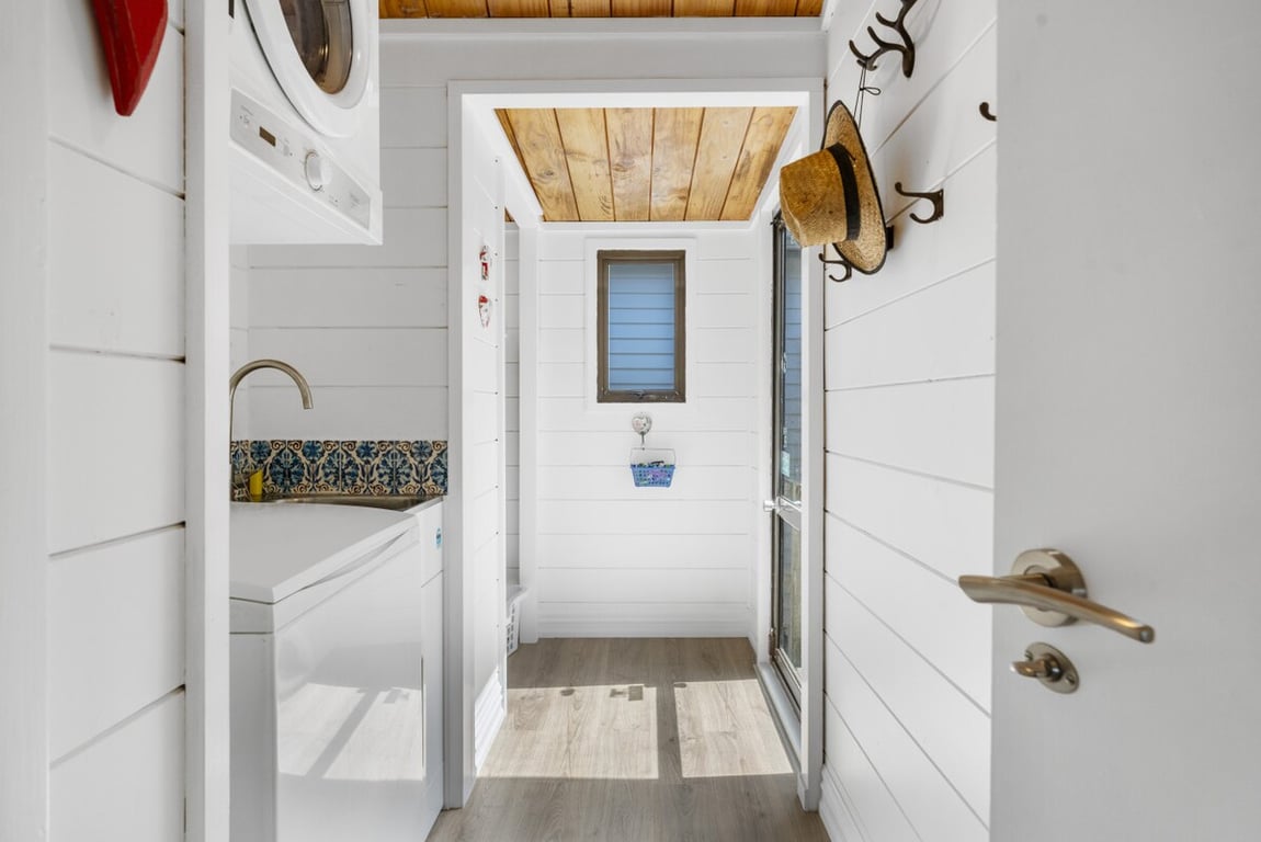 Acacia Cottage - Lake Views & Laid-Back Living