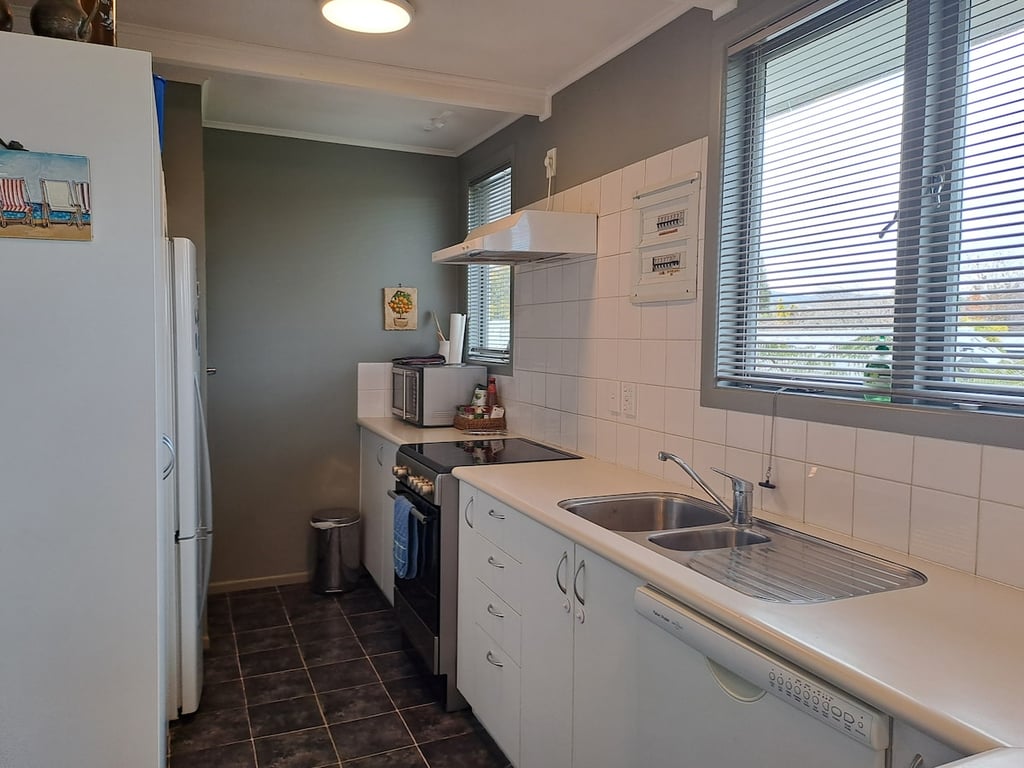 Pencarrow Lodge - Classic Kiwi Bach Close To Lake