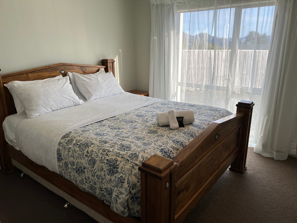 Hillside Hideaway (Pet Friendly) 