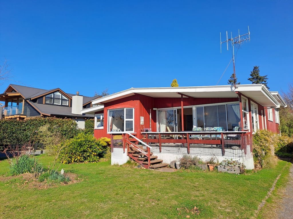 Classic Kiwi Bach - Great Location By The Lake