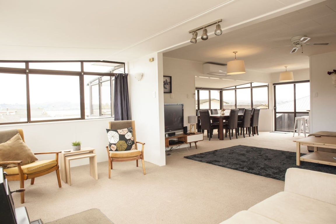 Spacious Family Home With Wi-Fi & Walk To The Lake
