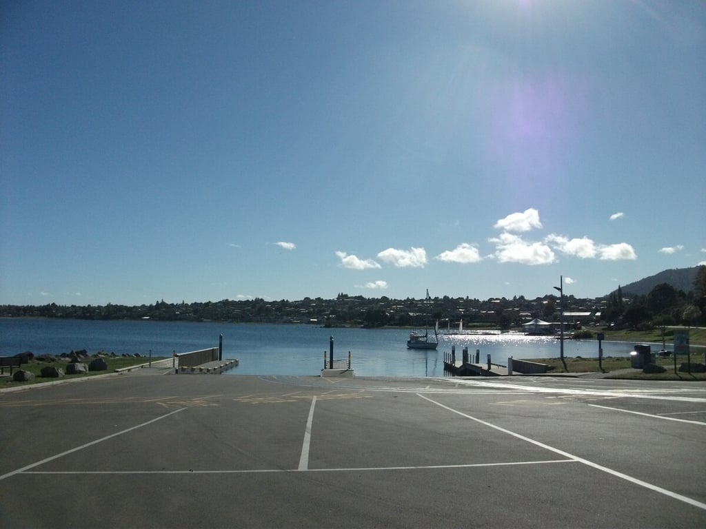 Classic Kiwi Bach - Great Location By The Lake