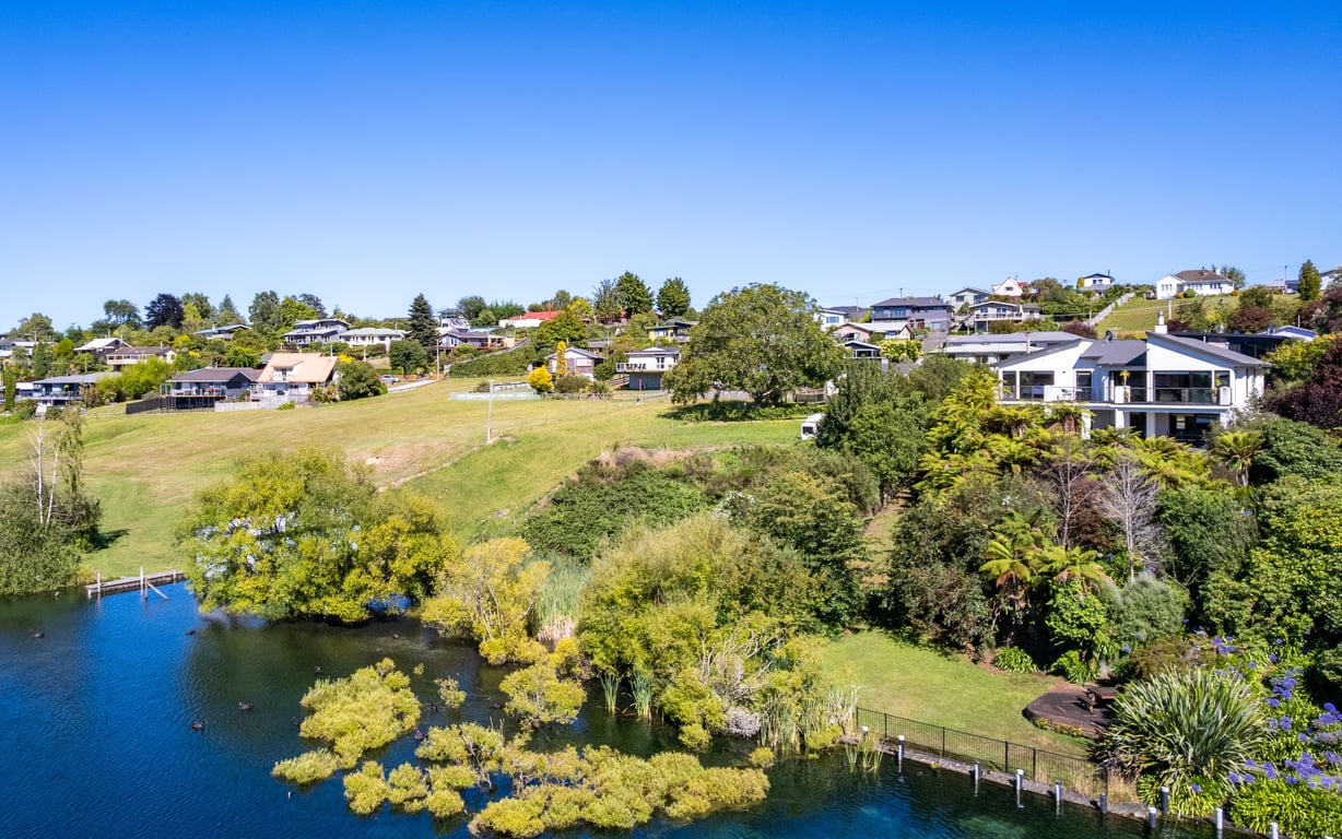 Riverside Villa - Spacious Stunning Location