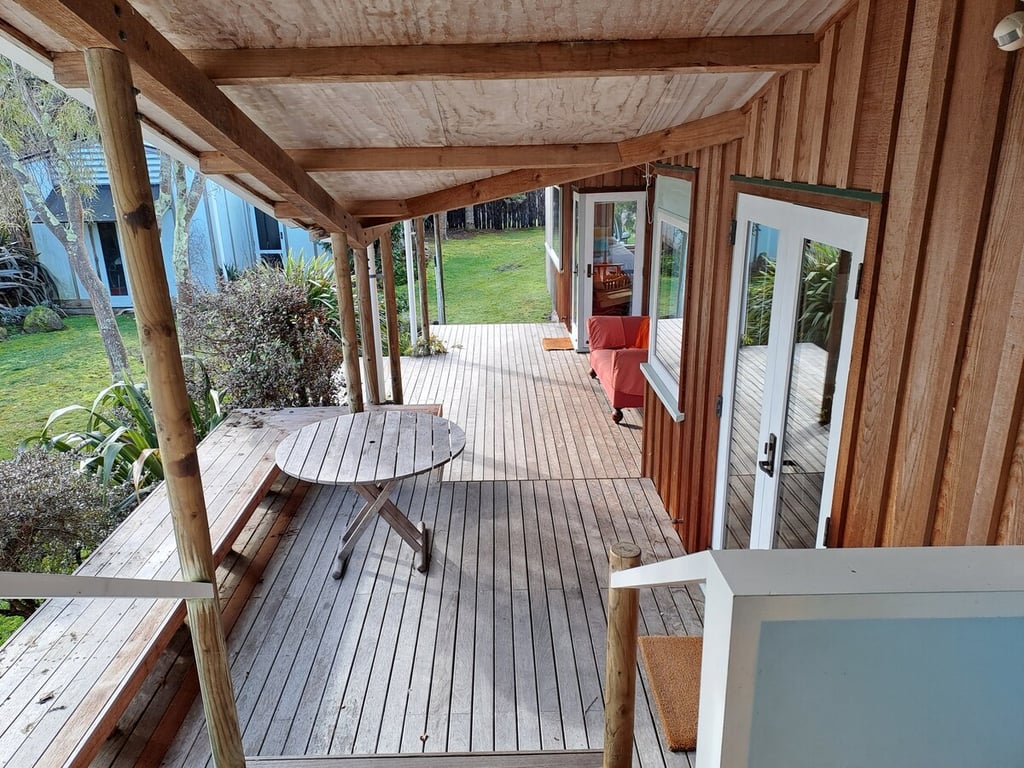 Beach Magic - Large Lakeside Home With Wi-Fi