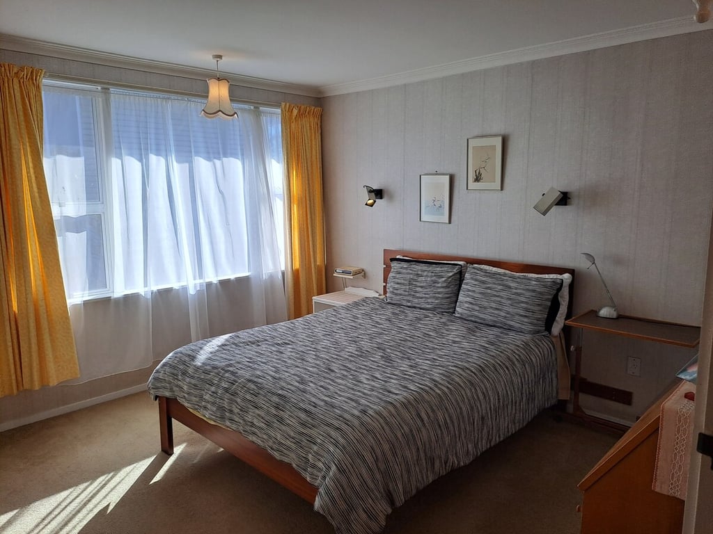 Classic Kiwi Bach - Great Location By The Lake