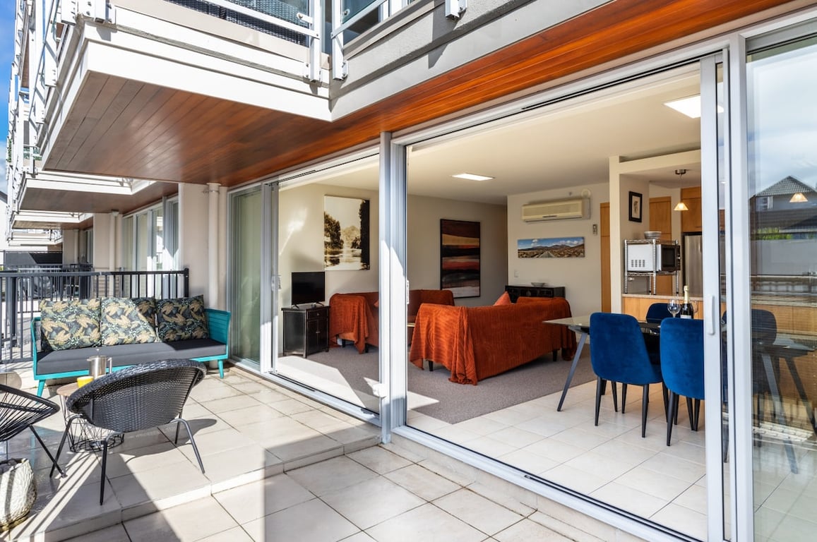 Central Stylish Apartment - Walk To Lake Shops & Cafes