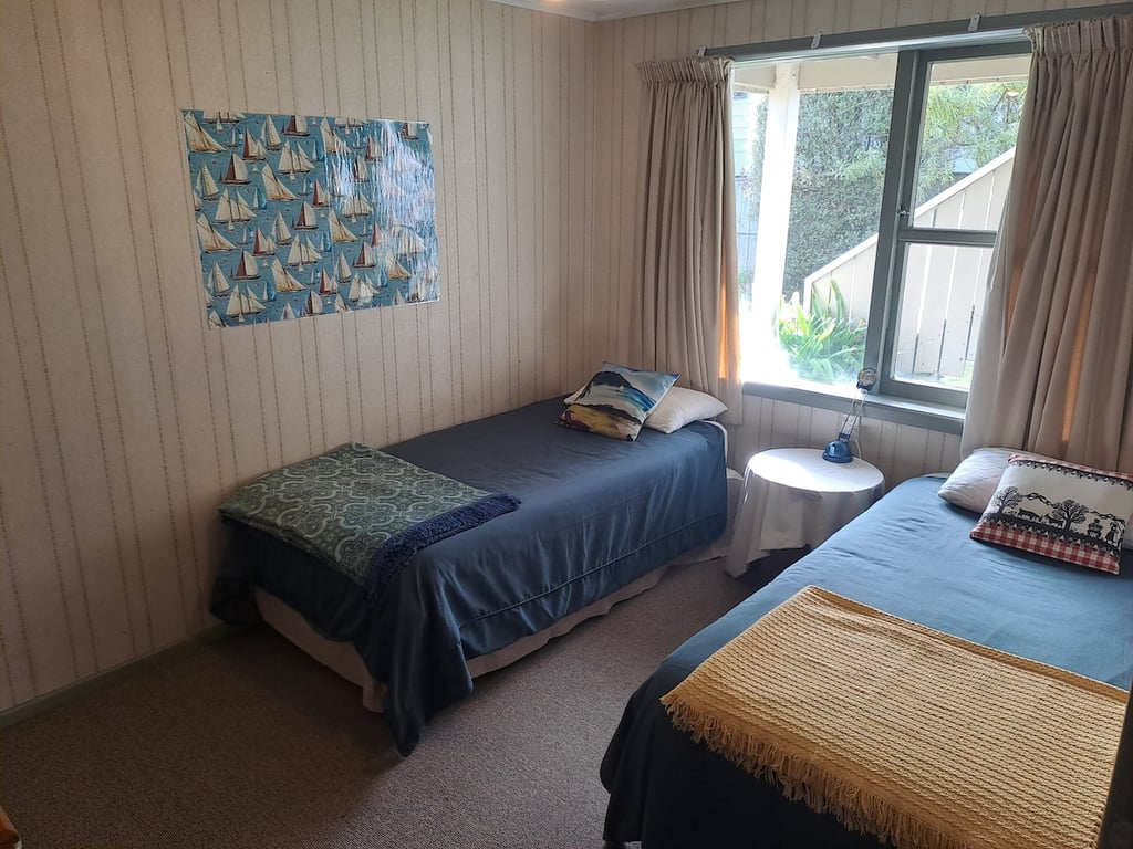 Pencarrow Lodge - Classic Kiwi Bach Close To Lake