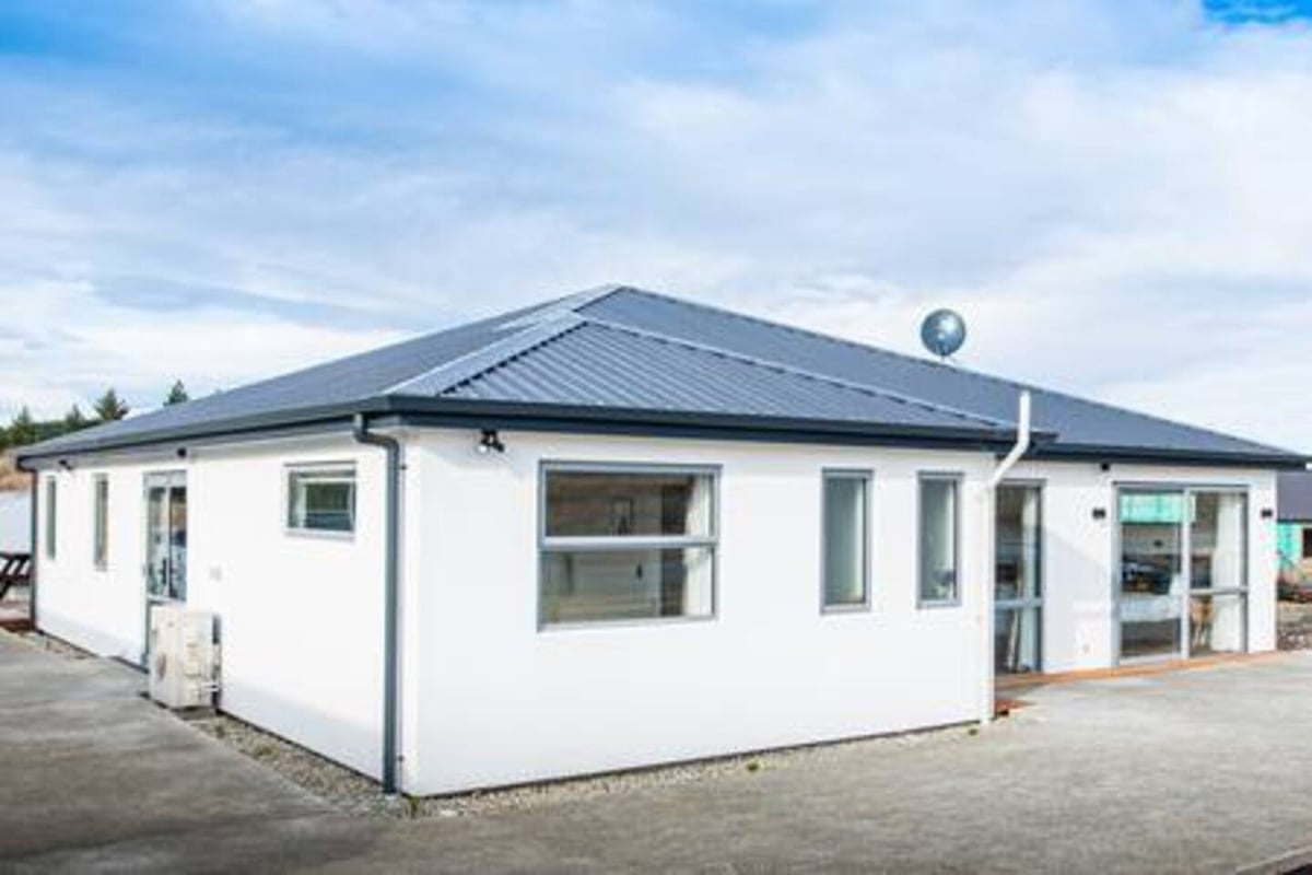 New, family friendly warm unit, mountain view