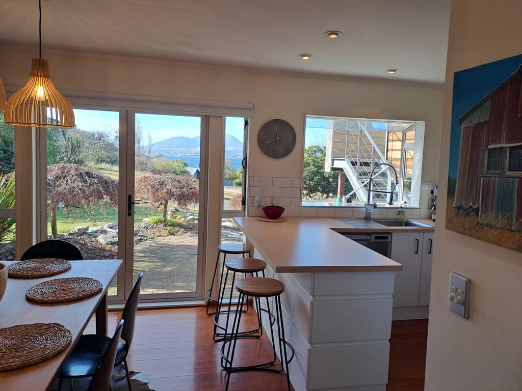 Te Urunga Place - Modern Comfort Near The Lake