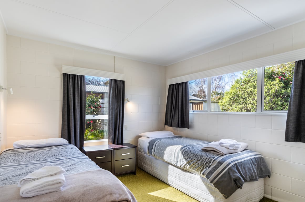 Classic Kiwi Bach By The Lake – Family Friendly In Five Mile Bay