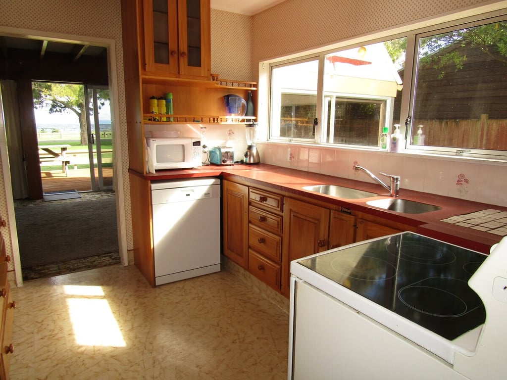 Classic Kiwi Bach By The Lake – Family Friendly In Five Mile Bay