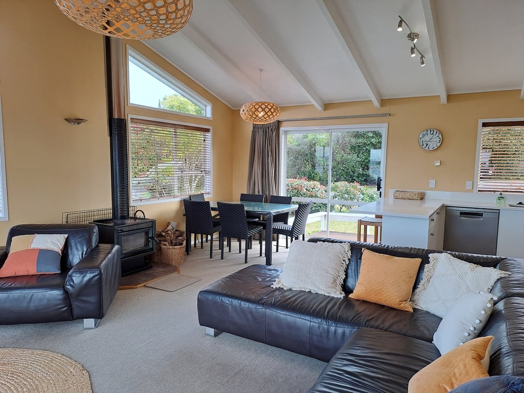 Bay Views On Isobel - Modern Home Great Location