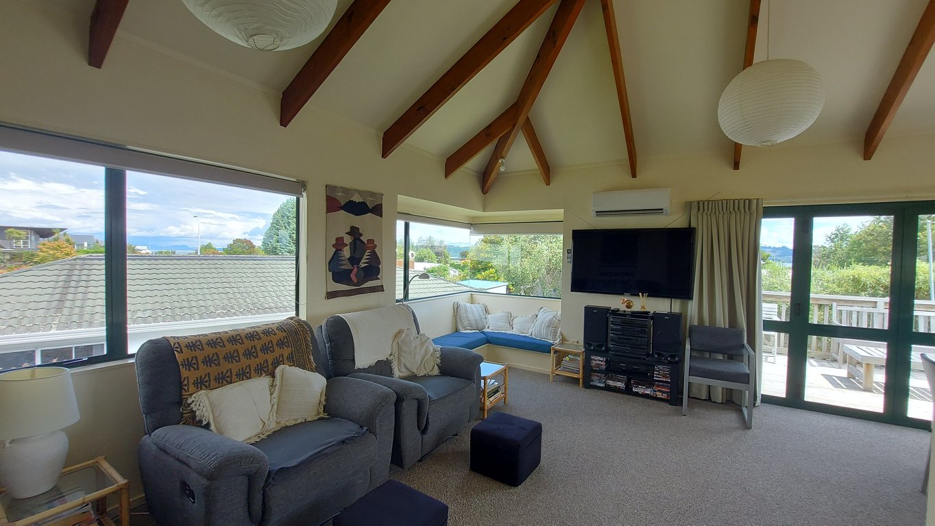 The Lake House - Wharewaka Point Bach