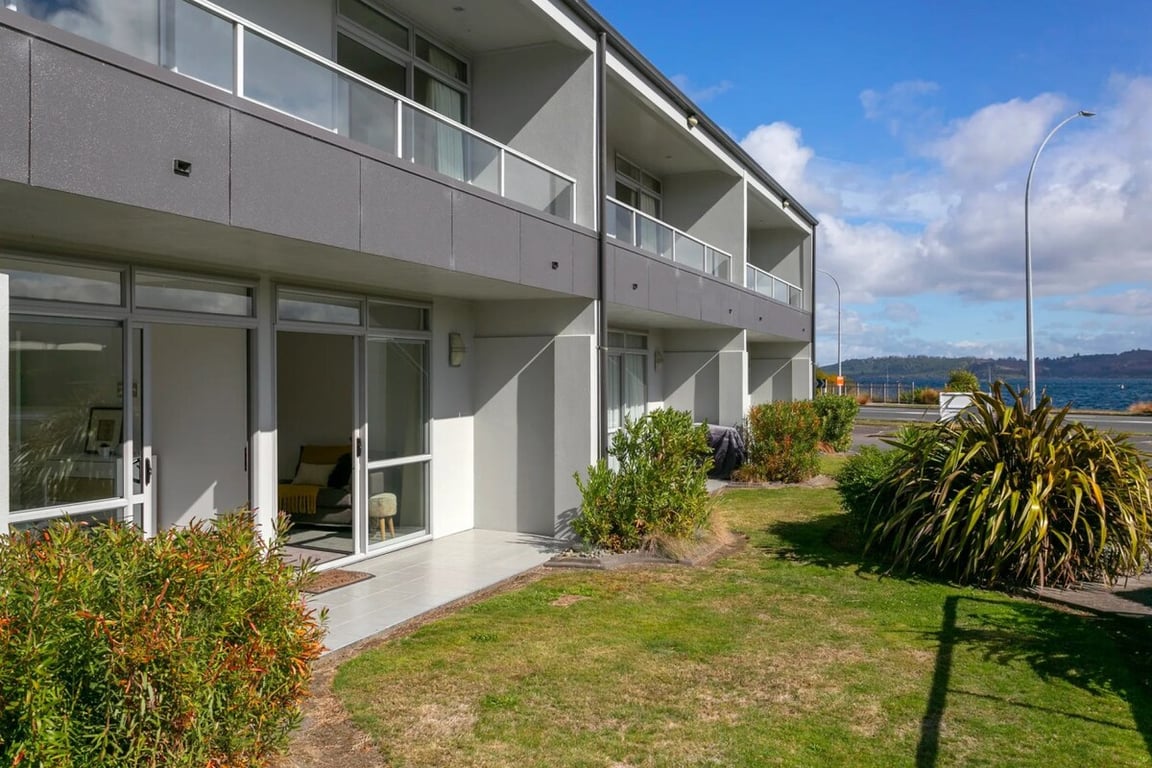 Lakeside Gem - Your Modern Retreat
