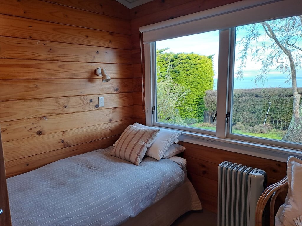 Beach Magic - Large Lakeside Home With Wi-Fi