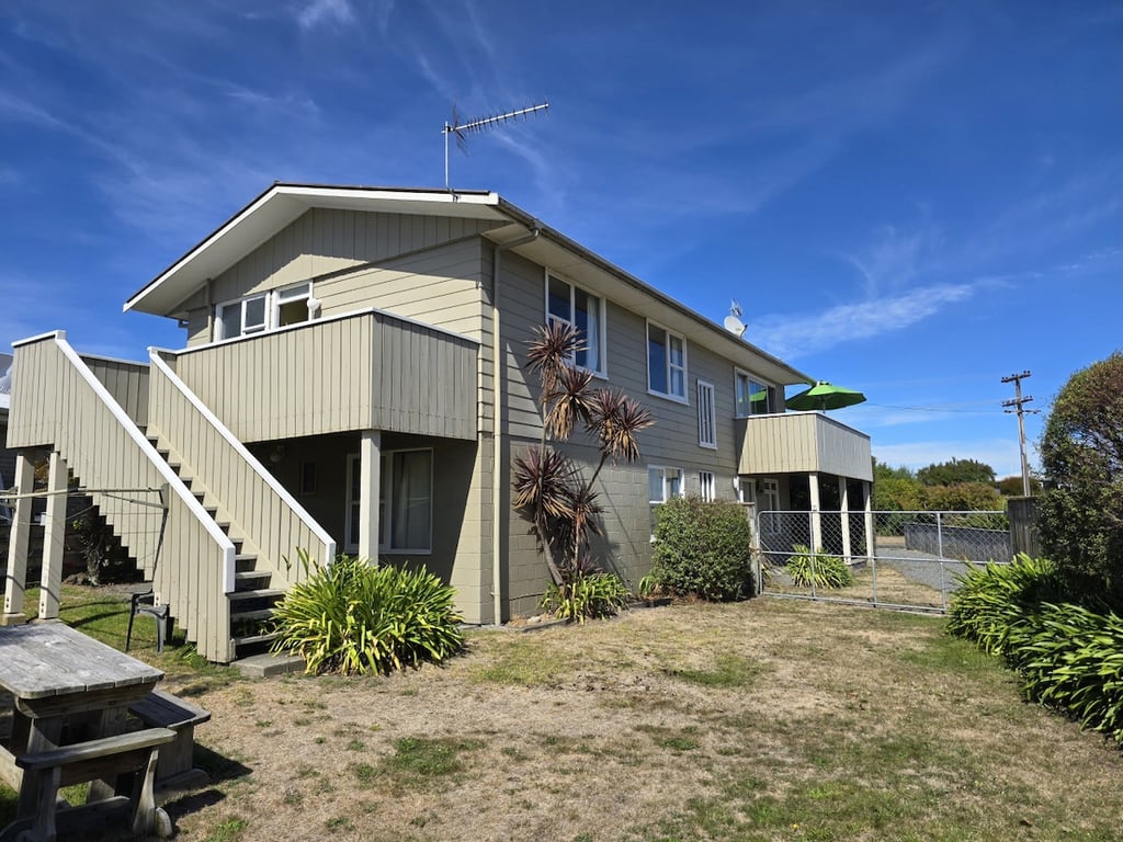 Pencarrow Lodge - Classic Kiwi Bach Close To Lake