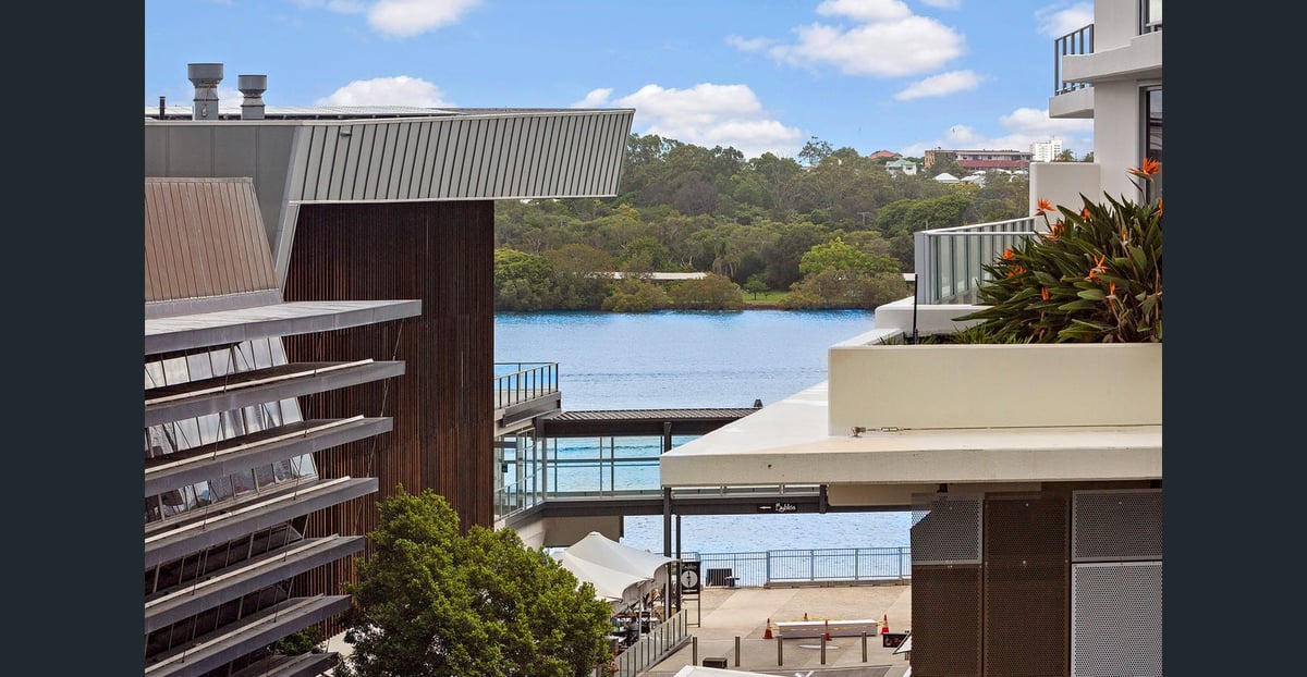 Deluxe Queen One Bedroom Partial River View Apartment with Balcony