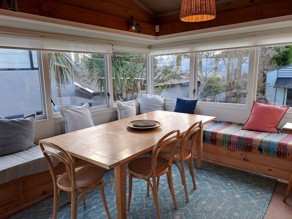 Beach Magic - Large Lakeside Home With Wi-Fi