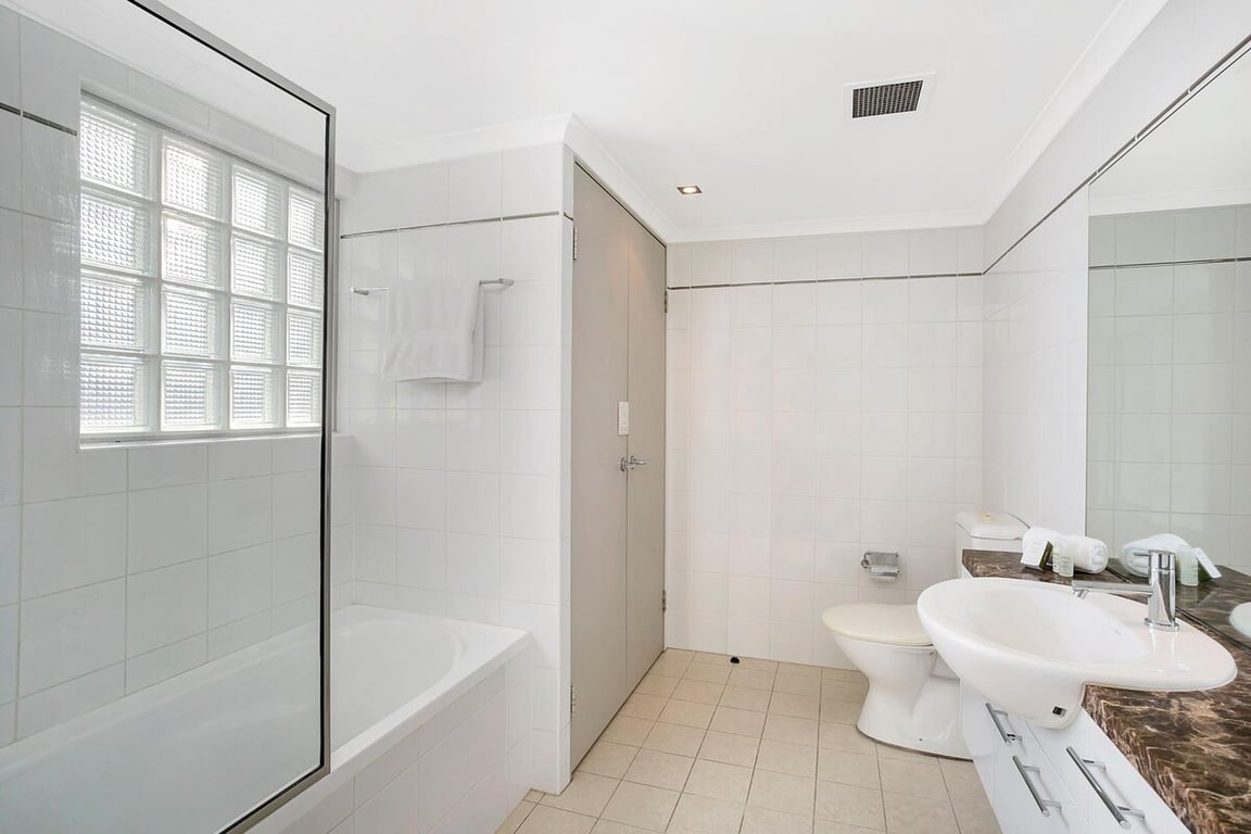 L1101 - St Leonards Comfort | Easy Access To The CDB